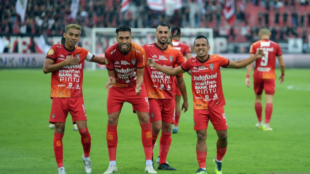 Bali United Boyong 23 Pemain Hadapi Persebaya
            - galeri foto