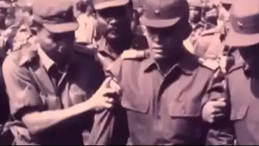 Jenderal Nasution dipapah saat pemakaman korban G30S PKI.