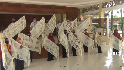 Bekal Untuk Kemandirian Ekonomi, Penyandang disabilitas Netra di Kudus Belajar Batik Ecoprint