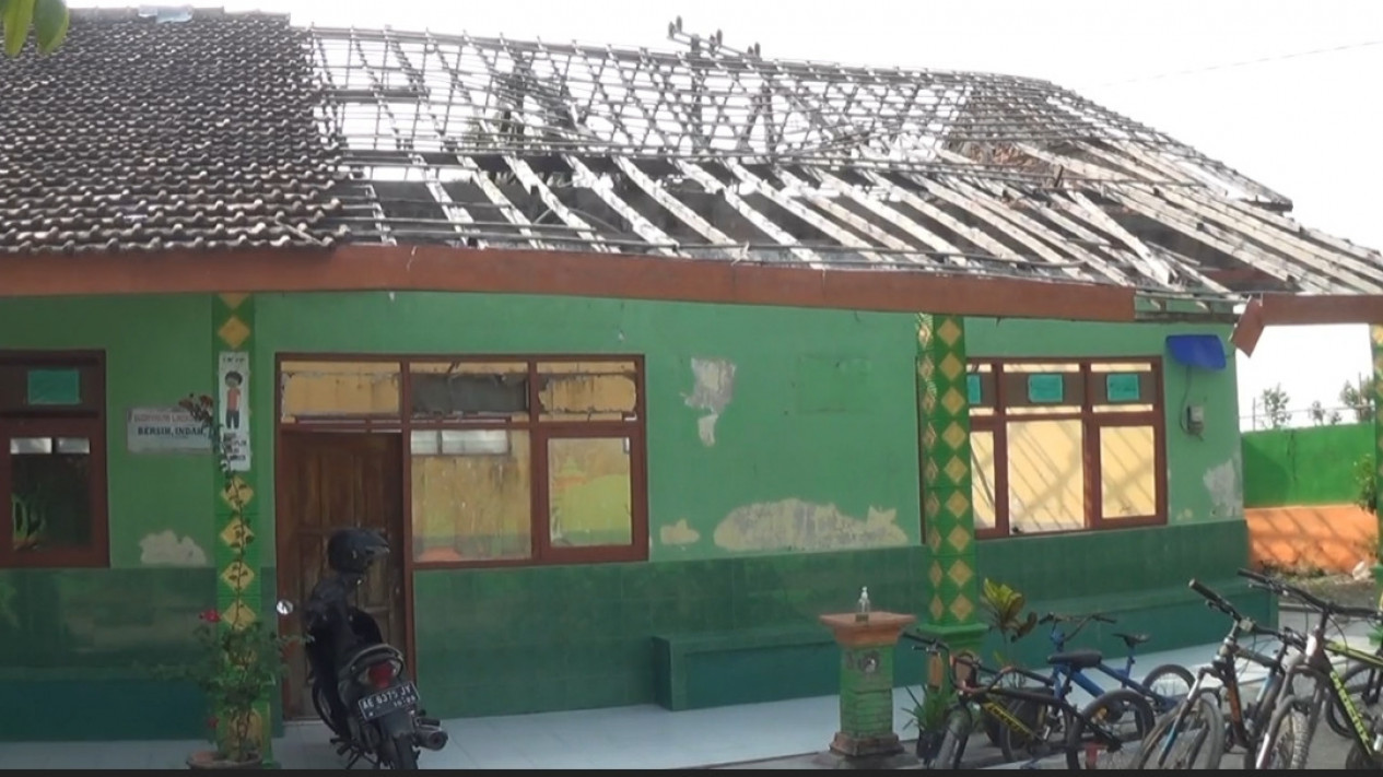 Ruang Kelas Rusak, Belasan Siswa SD Belajar di Lorong Sekolah
            - galeri foto