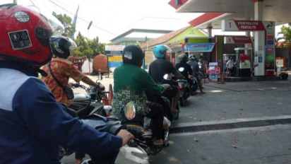 Antrean Panjang di SPBU Blora Dijaga Ketat Petugas Kepolisian