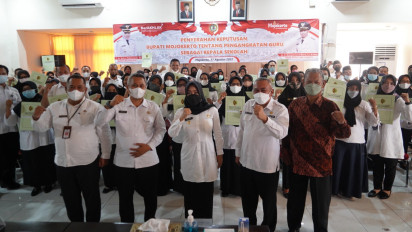 Serahkan 59 SK Pengangkatan Kepala Sekolah, Bupati Mojokerto, Minta Bekerja Sebaik-baiknya