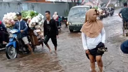 Air PDAM Bocor ke Jalan Raya, Lima Kelurahan di Kota Malang Alami Kekurangan Air
