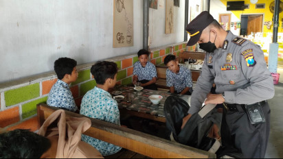 Bolos Sekolah dan Nongkrong di Warung Kopi, Belasan Pelajar Diamakan Polisi
