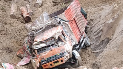 Lintasi Jalan Longsor, Truk Pengangkut Kayu Terjun ke Jurang Sedalam 100 Meter