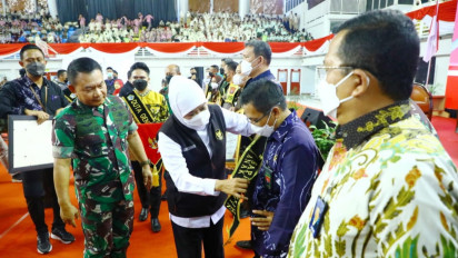 Bersama KSAD Tinjau Program Penurunan Stunting di Gresik, Gubernur Jatim Tekankan Pentingnya Pola Hidup Sehat