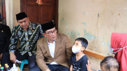 Sampaikan Duka Cita, Momen Gubernur Jabar Ridwan Kamil Bertakziah ke Rumah Korban Kecelakaan Maut di Bekasi