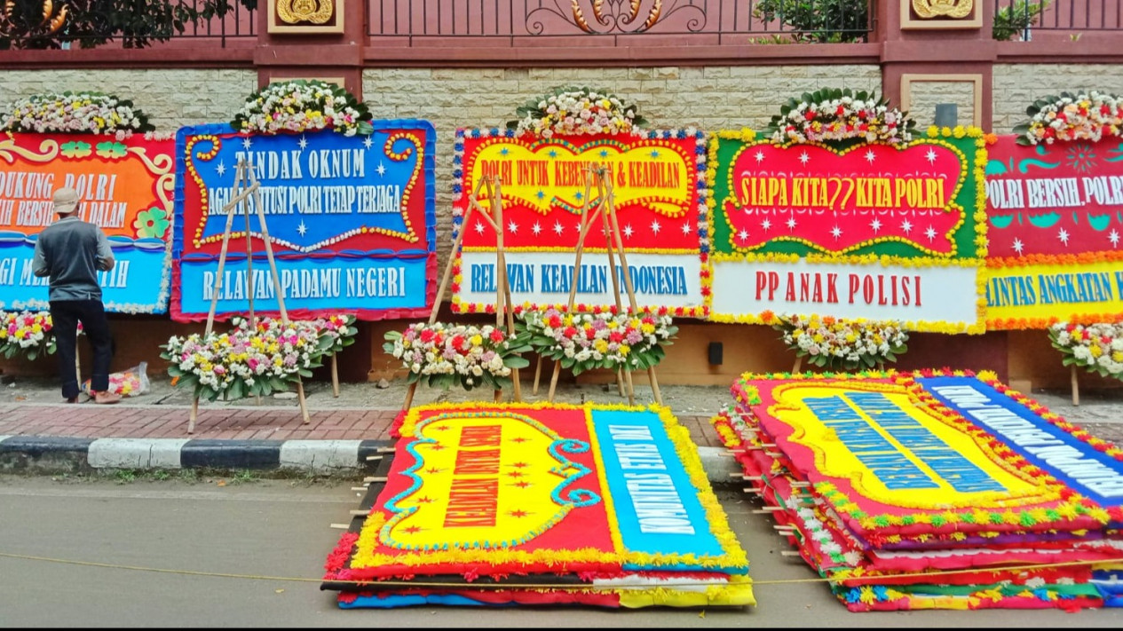 Karangan Bunga Banjiri Mabes Polri, Dukung Kasus Ferdy Sambo Dituntaskan
            - galeri foto