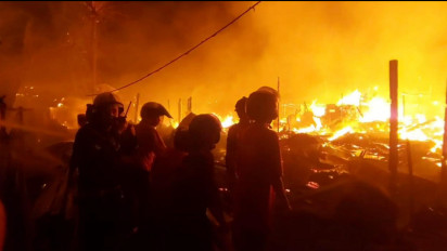 Kebakaran Hebat Landa Belasan Rumah Kawasan Permukiman Padat Penduduk di  Kecamatan Sungai Pinang Samarinda