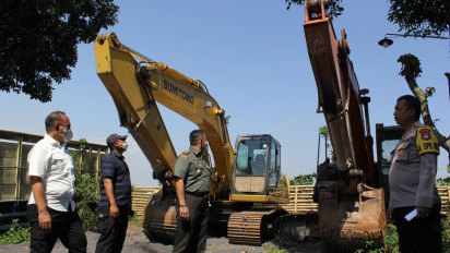 Polres Lumajang Pamerkan Barang Bukti Armada Tambang dan Alat Berat Hasil Operasi Tambang Pasir Ilegal