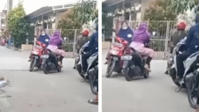 Viral Dua Emak-emak Asik Ngobrol di Tengah Jalan Sambil Duduk Diatas Motor, Netizen: Ga Ada yang Berani Negur