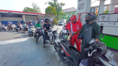 Warga Kudus Berbondong-bondong Antre Beli Pertalite  1 Jam Sebelum Harga BBM Naik