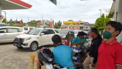 Ratusan Kendaraan Antre di SPBU Bengkulu Usai Jokowi Resmi Naikan Harga BBM