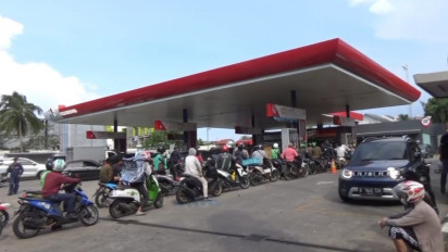 Nyaris 4 Jam Kendaraan Mengular Antre BBM di Tangsel, Driver Ojol keluhkan Kenaikan Harga Pertalite