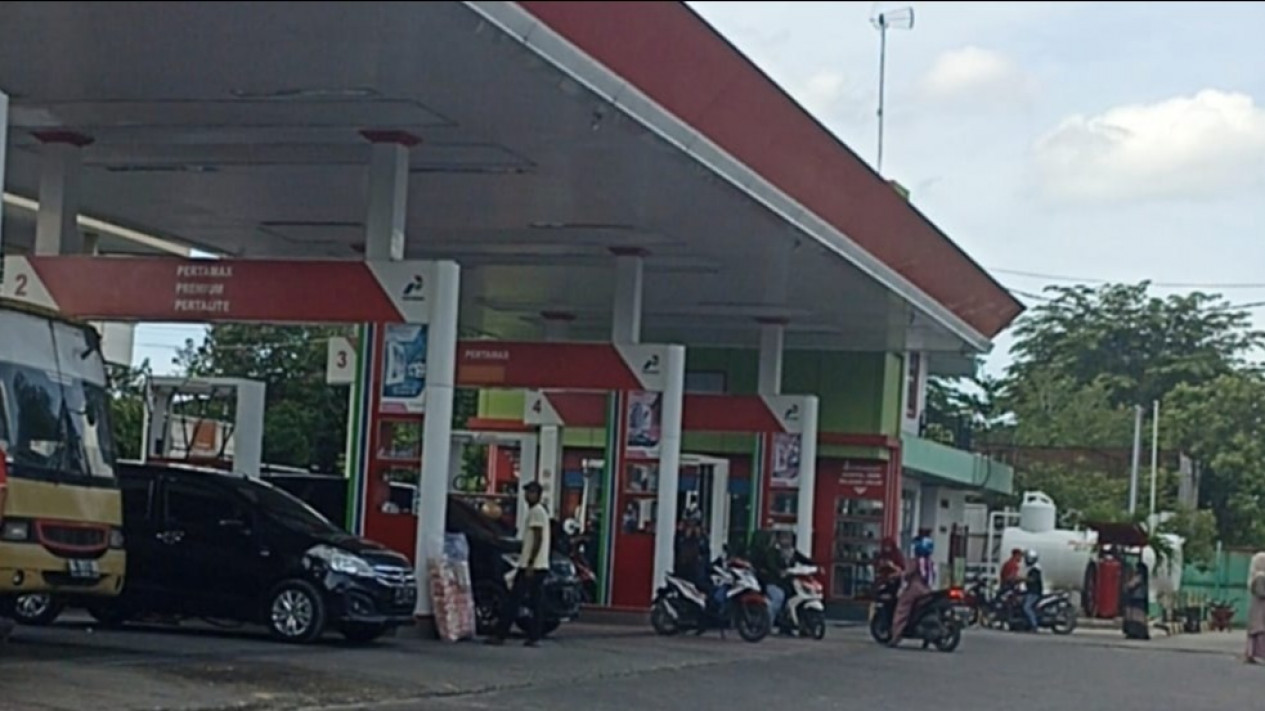 Harga BBM Naik SPBU Langsa Aceh Malah Sepi Pembeli, Bubar Usai Jokowi Umumkan Kenaikan
            - galeri foto