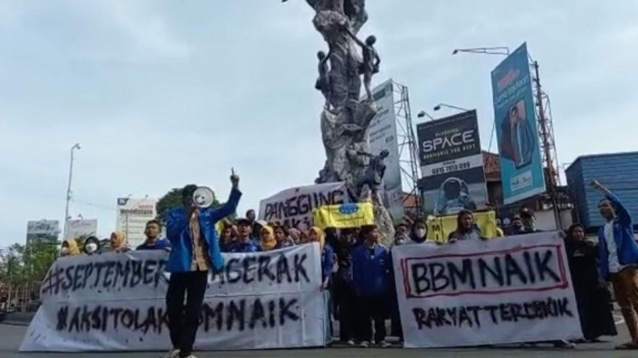 Jokowi Naikkan Harga BBM, Mahasiswa Kebumen Gelar Aksi Teatrikal
            - galeri foto