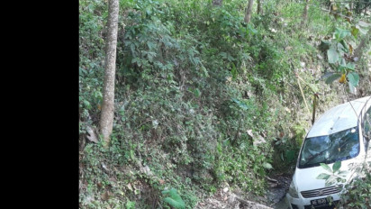 Akibat Pengemudi Mengantuk, Mobil Minibus Terjun ke Sungai di Ponorogo