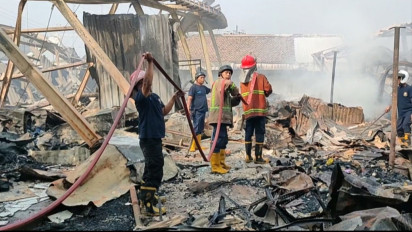 Masih Ada Titik Api, Petugas Damkar Masih Lakukan Pembasahan di Pasar Dungus