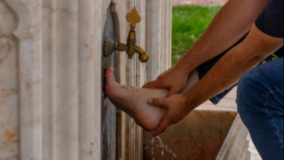 Wudu Tidak Sah Kalau Ada Cat di Kulit, Simak Penjelasan Buya Yahya