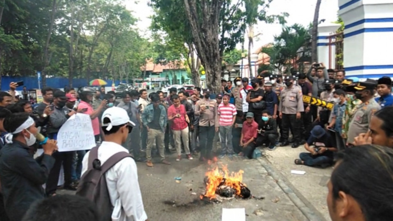 Tolak Kenaikan BBM dan BLT, Puluhan Pemuda Demo di DPRD Sampang
            - galeri foto