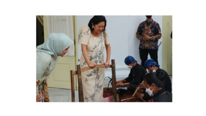 Iriana Jokowi mengenalkan Tenun Badui kepada Louise Araneta–Marcos