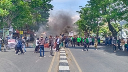 Tolak Kenaikan Harga BBM, Mahasiswa UIN Alauddin Makassar Sandera Mobil Truk dan Menutup Jalan Sultan Alauddin Makassar