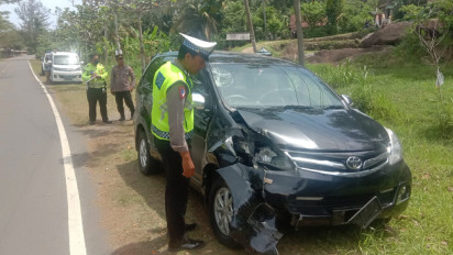 Lawan Arah, Pemotor Tabrak Mobil saat Konvoi Perguruan Silat di Pacitan