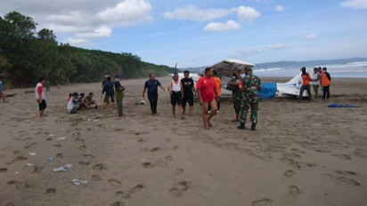 Momen Penampakan Pesawat Latih Mendarat Darurat di Pantai Ngagelan Banyuwangi, Pilot Selamat