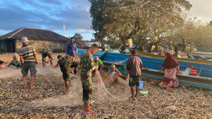 Satgas Yonarmed Kostrad Bantu Nelayan di Pulau Buru Siapkan Peralatan Sebelum Melaut