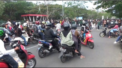 Tolak Kenaikan Harga BBM, Ratusan Mahasiswa UMI Makassar Blokade Jalan hingga Malam, Puluhan Kendaraan Tertahan