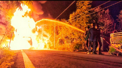 Diduga Memuat BBM Subsidi Jenis Solar, Sebuah Minibus Terbakar Hebat di Kabupaten Sinjai Sulawesi Selatan