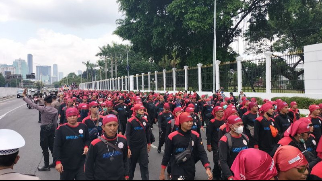 Siap-siap, Massa Buruh Mulai Datangi Gedung DPR Demo Tolak BBM Naik
            - galeri foto