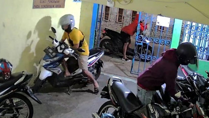 Tiga Kawanan Maling Gasak Motor di Kos-kosan Surabaya Terekam CCTV