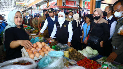 Pasca Kenaikan BBM, Gubernur Jawa Timur dan Bupati Lamongan Sidak Pasokan BBM Nelayan dan Harga Pokok