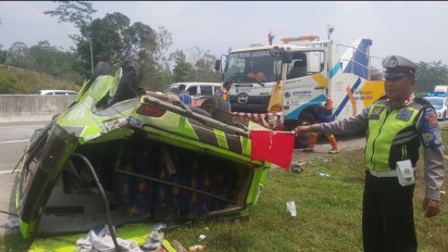 Tragis! Pecah Ban, Mobil Berpenumpang 9 Orang Alami Laka Lantas di KM 83 Tol Malang