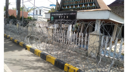Unras Tolak Kenaikan BBM, Kantor DPRD Padangsidimpuan Dipasang Kawat Berduri