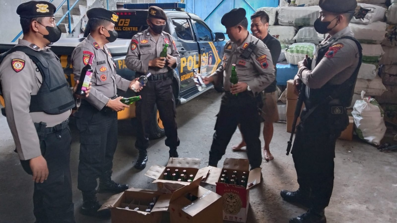 Razia Miras Rumahan, Polres Kudus Sita 380 Botol Minuman Beralkohol
            - galeri foto