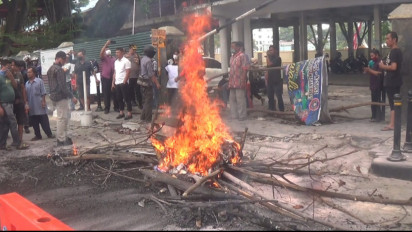 Tolak Direlokasi ke Lahan yang Belum Selesai, Puluhan Pedagang Buku Nyaris Bentrok dengan Petugas