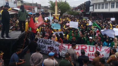 Tolak Kenaikan BBM, Ratusan Mahasiswa Kuasai Tugu Pelor Meulaboh