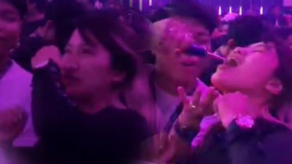 Sambil Tutup Hidung, Bu Sekdes Tenggak Air di Botol yang Dituang Teman: Salah Saya Apa? itu kan Cuma Air Putih dan Bukan Miras