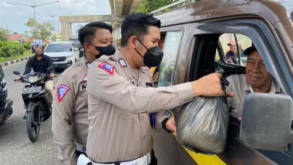 Polrestabes Palembang Bagi Sembako, Membantu Masyarakat Terdampak Kenaikan BBM