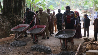 Dorong Peningkatan Ekonomi, Personel TNI dan Warga Bangun Akses Jalan Kawasan Wisata di Kulon Progo