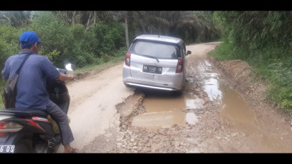 Jalan Aie Amo - Maloro Sumbar Rusak Parah