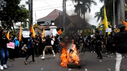 Aksi Unjuk Rasa Mahasiswa Tolak Kenaikan Harga BBM di Lumajang, Berlangsung Ricuh