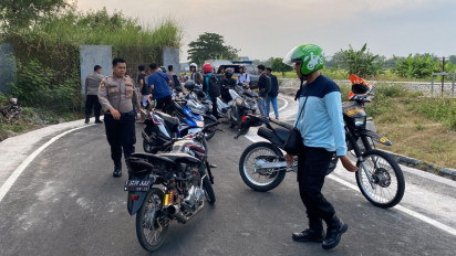 Aksi Balap Liar di Kota Mojokerto Dibubarkan Polisi, 1 Pembalap Tabrak Mobil Polisi