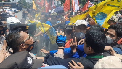 Aksi Unjuk Rasa Ratusan Mahasiswa Tolak Kenaikan Harga BBM di Kota Mojokerto, Ricuh