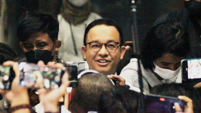 Momen Anies Baswedan Keluar Gedung KPK Disambut Pendukungnya