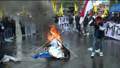 Tolak Kenaikan Harga BBM, Mahasiswa Bakar Ban Bekas di Depan Kantor Bupati Temanggung