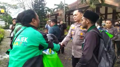 Polres Malang Bakti Sosial Berbagi Sembako kepada Tukang Ojek saat Penyesuaian Harga BBM