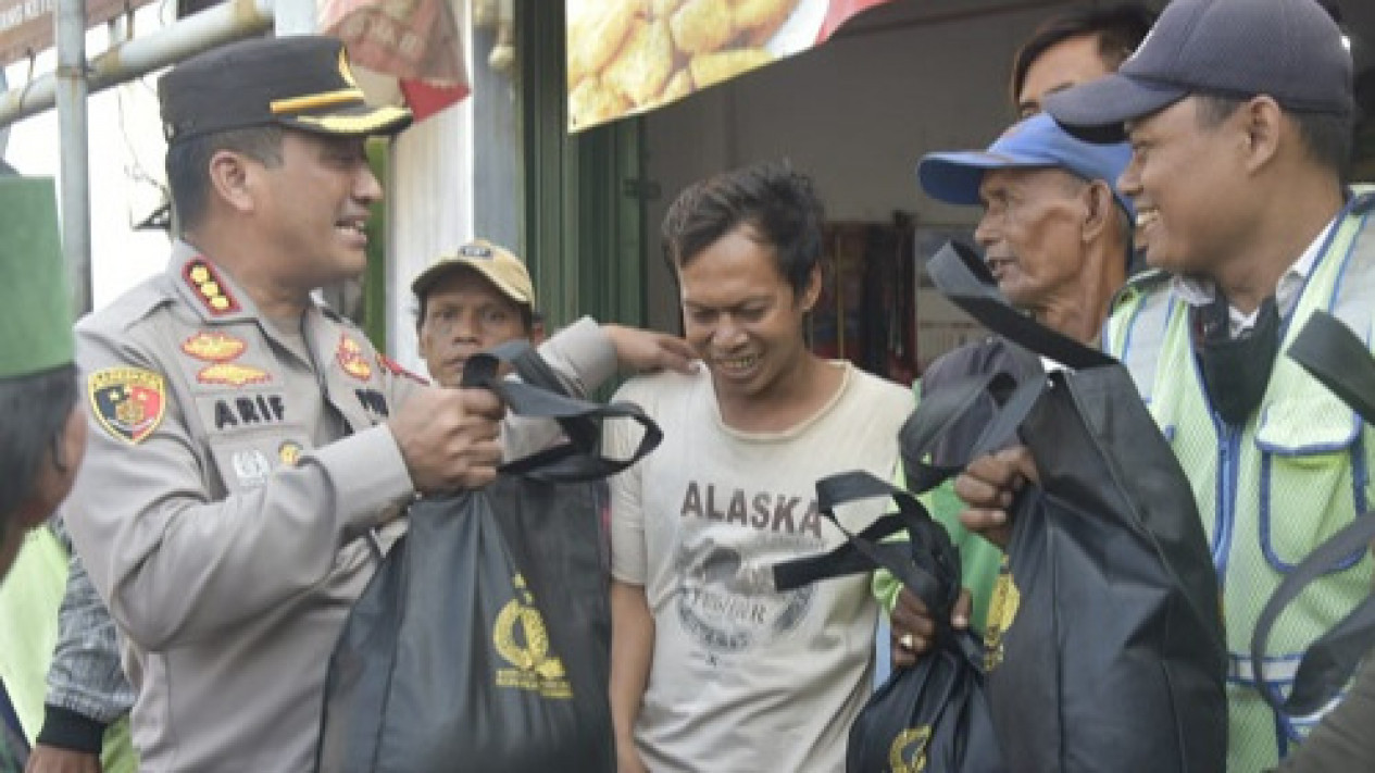 Harga BBM Naik, Polresta Cirebon Beri Bantuan ke Sopir Angkot dan Tukang Ojek
            - galeri foto